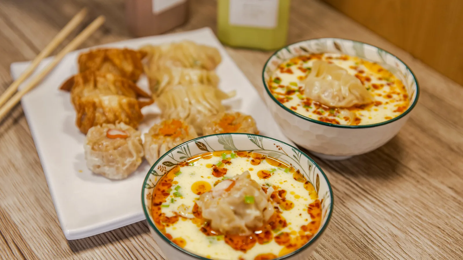 Meja penuh varian dimsum Gongci di Malang