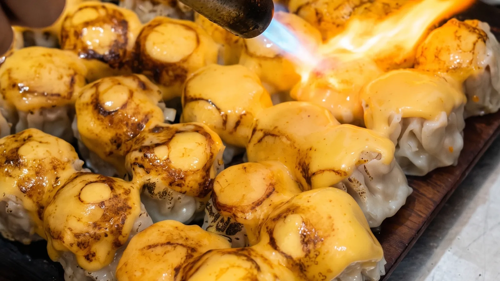 Dimsum mentai Gongci di-torch close-up di Malang