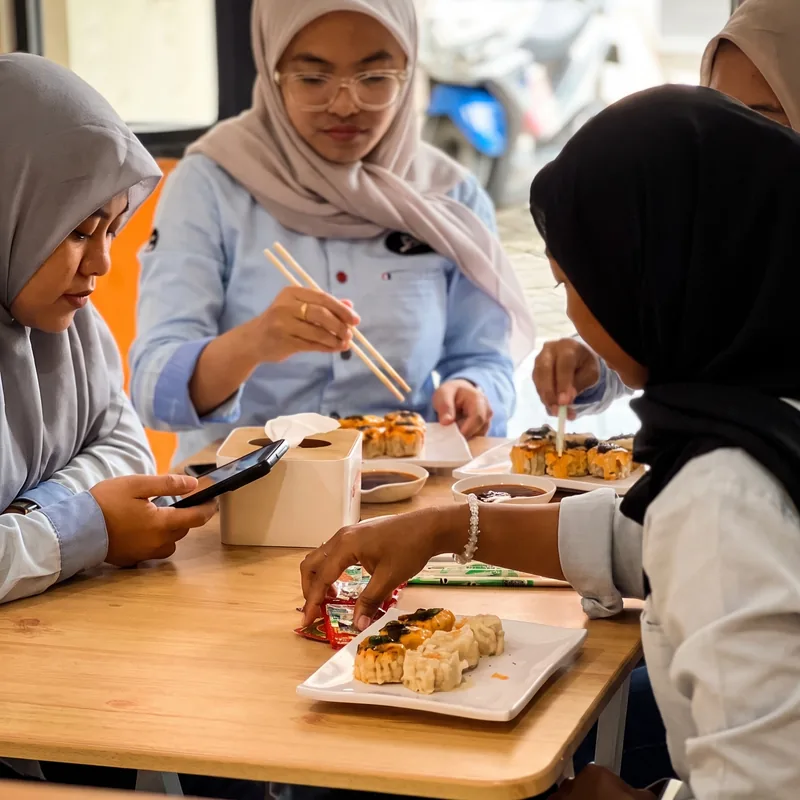 Pelanggan menikmati dimsum Gongci Malang