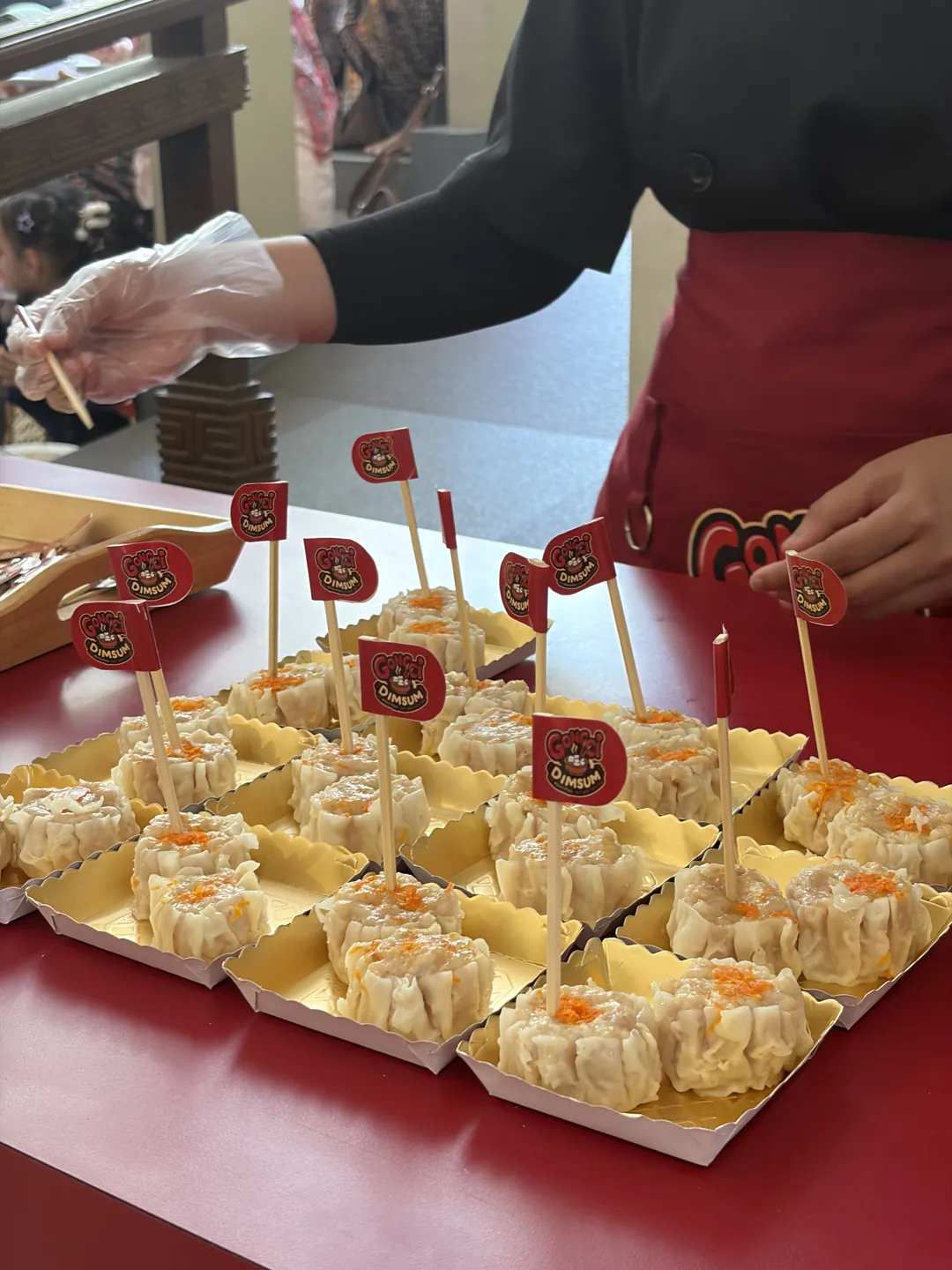Dimsum Gongci siap saji dengan tusuk flag branded di acara wedding