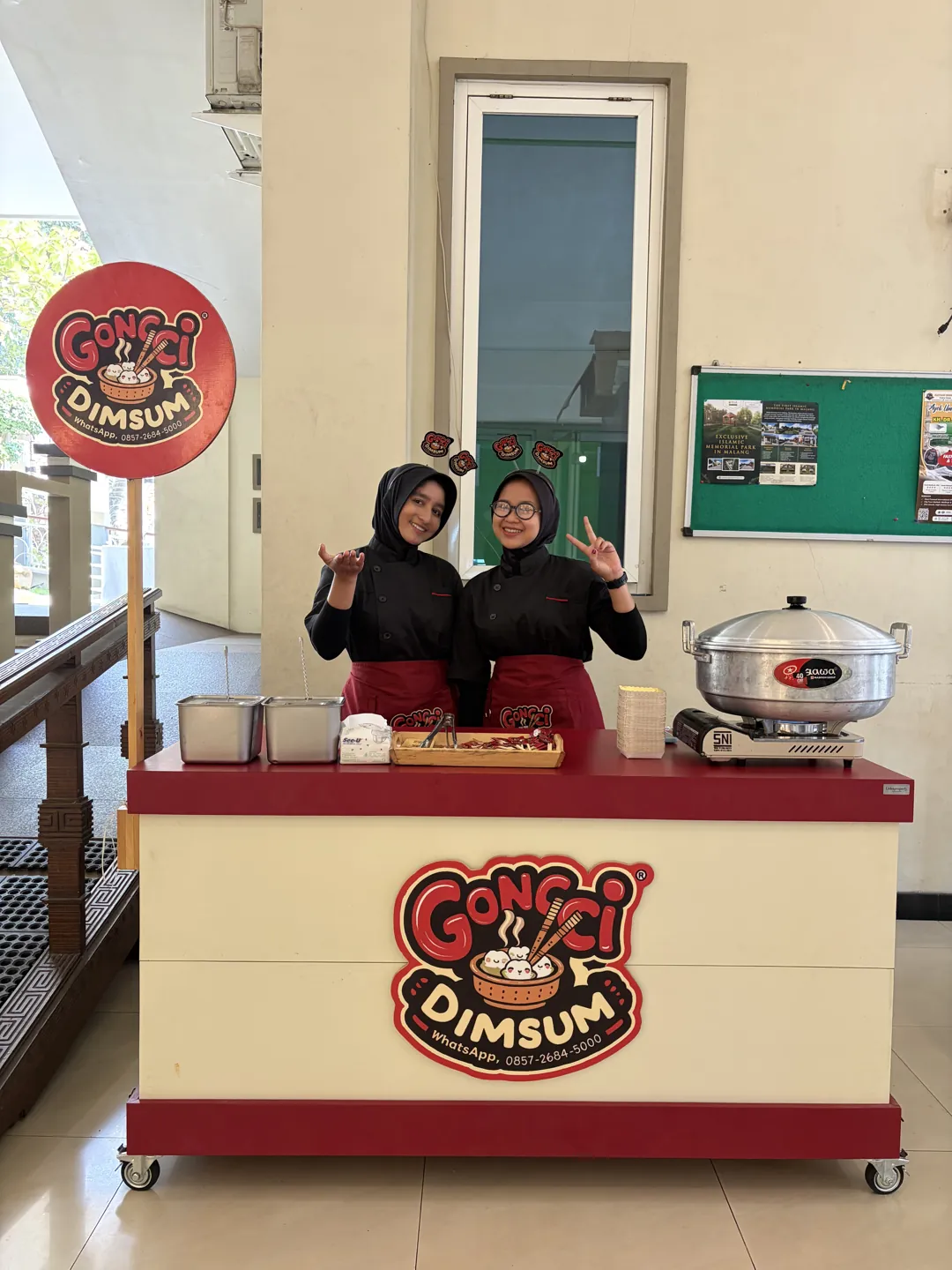 Booth stall dimsum Gongci dengan kru siap melayani di venue acara
