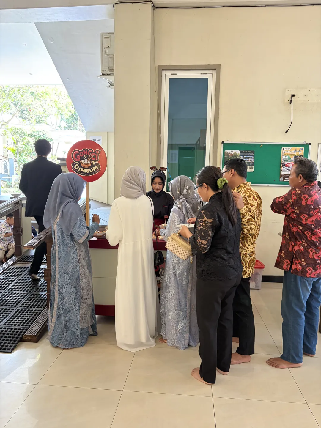 Tamu antre di booth dimsum Gongci saat acara wedding Malang